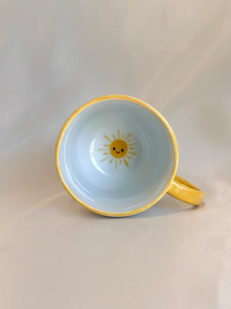 Pottery Painting Ideas Easy, Diy Keramik, Ceramic Cafe, Painting Pottery, Ceramics Pottery Mugs, Diy Pottery Painting, Yellow Theme, Paint Your Own Pottery, Cerámica Ideas