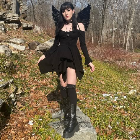 Gothic Fairy Halloween Costume, Emo Fairy Costume, Dark Fae Outfits, Gothic Fairy Outfit, Black Fairy Outfit, Dark Fairy Halloween Costumes, Dark Fairy Style, Goth Ren Faire, Goth Fairy Costume