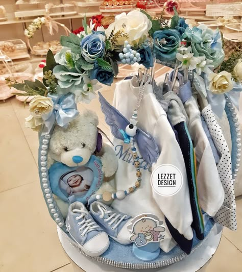 Baby Shower Hamper, Baby Hampers, Baby Shower Gift Box, Girl Gift Baskets, Diaper Gifts, Baby Shower Baskets, Bridal Gift Wrapping Ideas, Baby Shower Crafts, Baby Shower Gift Basket