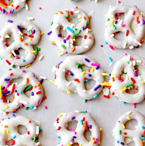 White Chocolate Covered Pretzels, White Chocolate Pretzels, Sprinkle Party, Pretty Dessert, Chocolate Pretzels, Rainbow Birthday Party, Donut Party, Chocolate Covered Pretzels, Rainbow Sprinkles