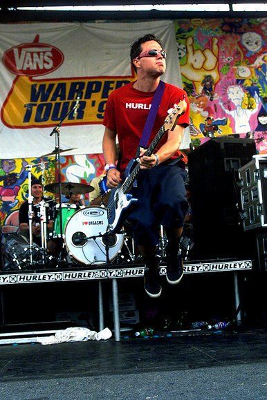 Blink 182 Live, Mark Hoppus, Pop Punk Fashion, Pop Rock Music, Tom Delonge, Vans Warped Tour, Punk Culture, Travis Barker, Live Rock