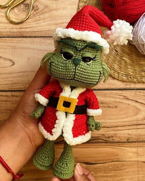 Grinch amigurumi crochet pattern Crochet Christmas Characters, Grinch Amigurumi Free Crochet, Crochet Grinch Pattern Free, Grinch Crochet, Crochet Grinch, Purple Desserts, Green Elf, Crochet Green, Crochet Pattern Christmas