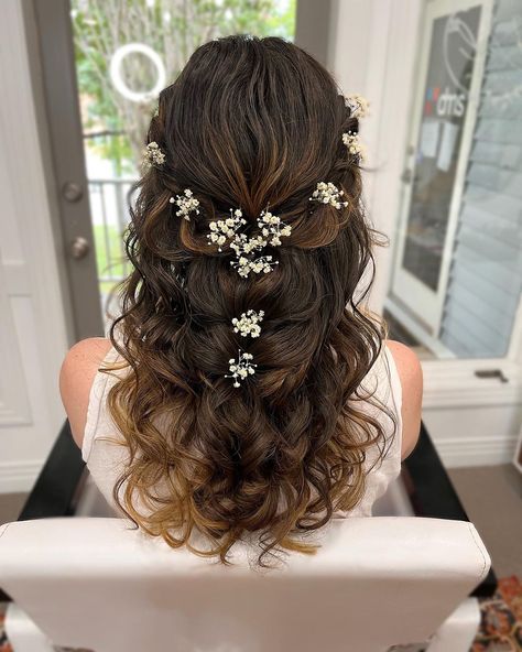 Boho half up look 🌿🕊️ Loving the added baby’s breath 🤍🤍 #bohochic #bohohairstyles #bridalhair @theveilbridalco 🌿🤍🕊️ | Instagram Curly Hairstyles Engagement, Half Up Half Down Indian Hairstyles, Wedding Half Up Half Down Curly Hair, Flowers In Hair Half Up Half Down, Flower Prom Hairstyles, Bridal Hair With Babies Breath, Wedding Hair Half Up Half Down With Flowers, Flowers In Hairstyle, Hairstyles With Baby Breath Flowers