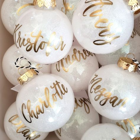 Personalized Name Ornaments Diy, Cricut Monogram Ornaments, Personalized Glitter Ornaments, Custom Christmas Ornaments Diy, Personalized Christmas Ornaments Names, Personalized Christmas Balls, Customized Christmas Ornaments, Christmas Personalized Ornaments, Personalized Ornaments Vinyls