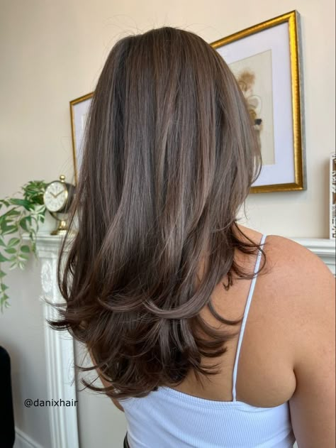 Hairstyle Ideas Easy, Brown Hair Looks, Layered Haircuts For Medium Hair, Brown Hair Inspo, Brunette Hair With Highlights, Hairstyles For Layered Hair, Easy Hairstyle, Layered Haircut, Haircuts For Medium Hair