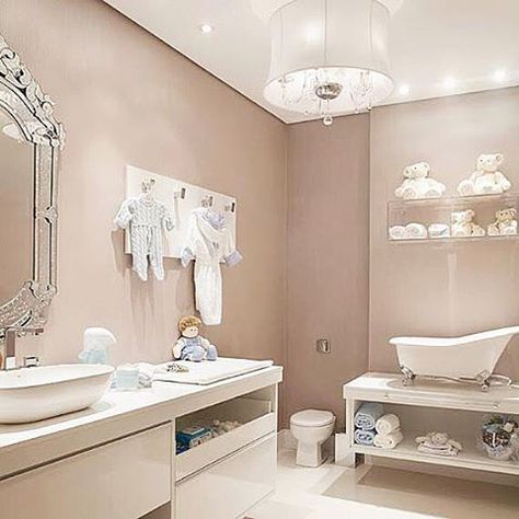 That freestanding tub, too cute😍 Baby Bathroom Decor, Luxury Baby Room, Baby Tub, Baby Bathroom, Tub Ideas, Baby Bath Tub, Baby Room Design, Boys Bathroom, Nursery Baby Room