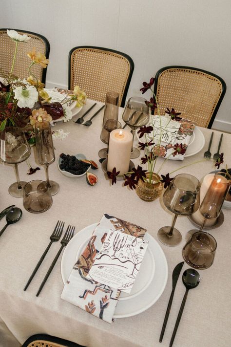 Kinfolk Table Setting, Modern Boho Tablescape, Dried Fruit Tablescape, Dramatic Table Settings, Edgy Fall Wedding, Dark Green Tablescape, Fall Dinner Tablescape, Wedding Tablescape Inspiration, Moody Bud Vases Wedding