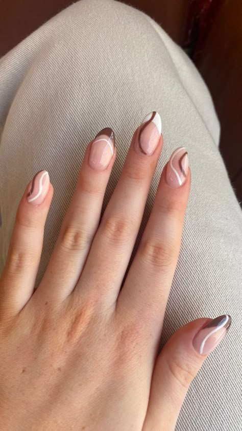 Xs Coffin Acrylic Nails, Cute Simple Neutral Nails, Marron Nails Acrylic, Xs Acrylic Nails, Subtle Autumn Nails, Oval Nails Autumn, Short Autumn Nails 2023, Short Almond Nails Designs Winter, Short Gel Nails Autumn