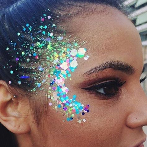 Glitzer Make up Festival Glitter Ideas, Look Da Festival, Makeup Carnaval, Glitter Ideas, Festival Face Paint, Glisten Cosmetics, Make Carnaval, Festival Makeup Rave, Festival Make Up