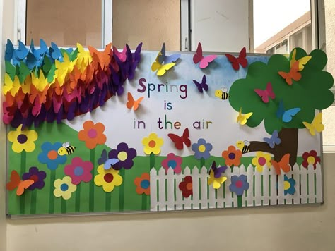 Spring Season Board Decoration, Spring Wall Decorations For School, Soft Bord Decorations, Spring Hallway Decorations School, Soft Board, Spring Bulletin, School Kids Crafts, Spring Bulletin Boards, School Board Decoration