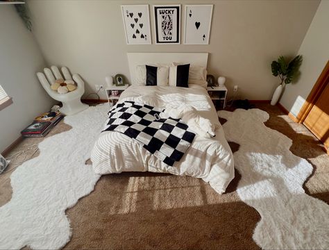 diy rugs - white rug - funky rug - curvy rug - hand chair - white and black room - plant decor- posters aboce bed - symmetrical room - Bedroom Inspirations Funky, Curvy Rug, White And Black Room, Black And White Room Aesthetic, Couples Room Decor, Black White And Gold Bedroom, White Gold Bedroom, Rug Funky, Area Rugs Bedroom