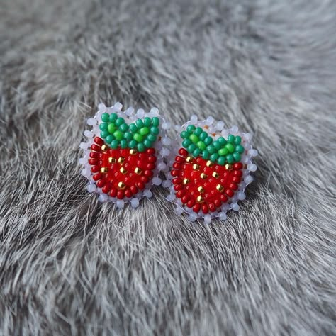 Strawberry Beading Pattern, Strawberry Beadwork, Strawberry Beaded Earrings, Beaded Strawberry Earrings, Cab Earrings, Beautiful Beaded Earring, Native Beading, Beaded Stuff, Beaded Earrings Native