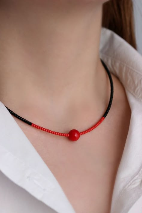 Red Beads Jewellery, Red Coral Stone, Beads Choker Necklace, Simple Beaded Necklaces, Stone Bead Jewelry, Beads Choker, Beaded Necklace Patterns, Necklace Everyday, Beaded Jewelry Necklaces