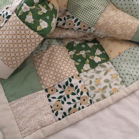 Puff Quilt, Diy Bebe, Design Textile, Patchwork Quilt, Handmade Quilts, Quilt Blanket, Quilt Inspiration, Sewing Inspiration, Quilt Sewing