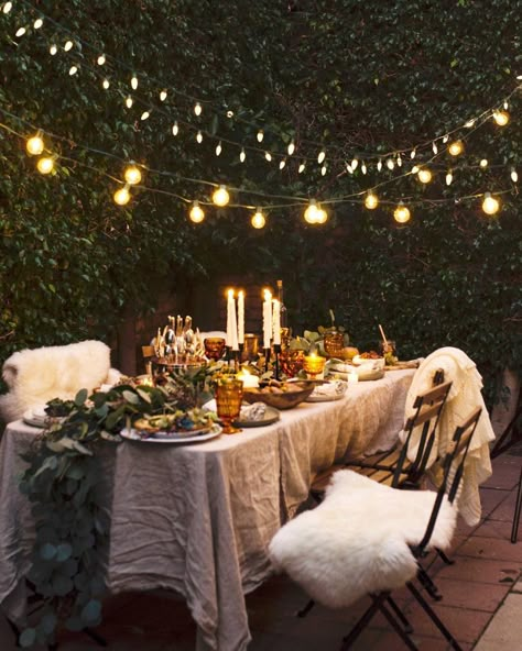 Autumn Outdoor Dinner Party, Practical Magic Dinner Party, Backyard Friendsgiving, Outdoor Dinner Table, Dinner Table Set, Backyard Bridal Showers, Backyard Dinner, Backyard Dinner Party, Outdoor Dinner Party