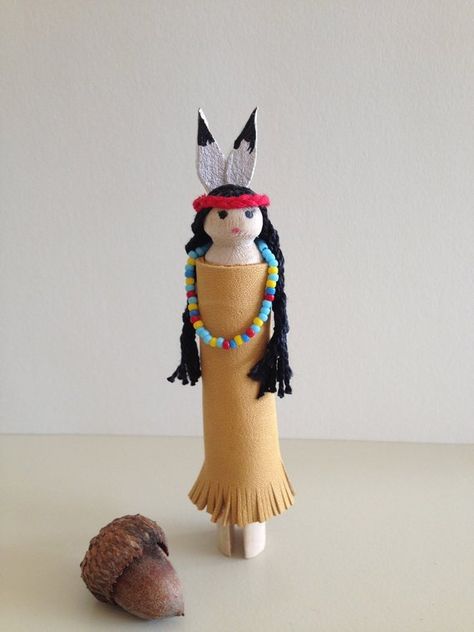 30 Beautiful Clothespin Dolls - The Funky Stitch Thanksgiving Diorama, Toothpick Dolls, Peg Crafts, Clothes Pin Ornaments, Clothespin Ornaments, Native American Girl, Clothespin People, Clothespin Art, Clothespin Doll