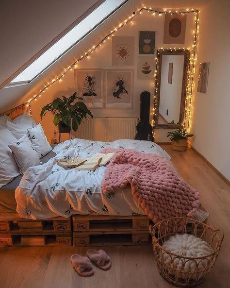 How to achieve the *perfect* boho room for summer - GirlsLife Teen Attic Bedroom, How To Decorate Slanted Walls Bedroom, Room Ideas Slanted Ceiling, Cute Loft Apartment, Teenage Attic Bedroom, Slanted Roof Bedroom, Attic Bedroom Ideas Angled Ceilings, Slanted Ceiling Bedroom, Small Attic Room