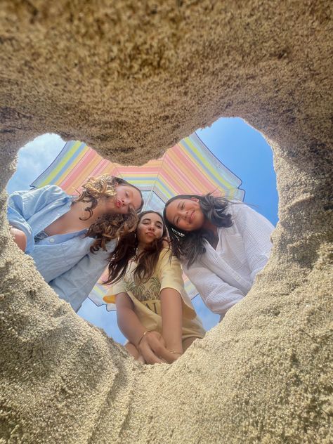 Beach Photo Ideas Sisters, Fun Beach Pics With Friends, Beach Day With Bestie, Beach Pictures Poses 3 Friends, Beach Poses Friends Group, Beach Day Pictures Best Friends, Beach Friends Poses, Group Photo Beach Ideas, Trio Beach Pics Aesthetic