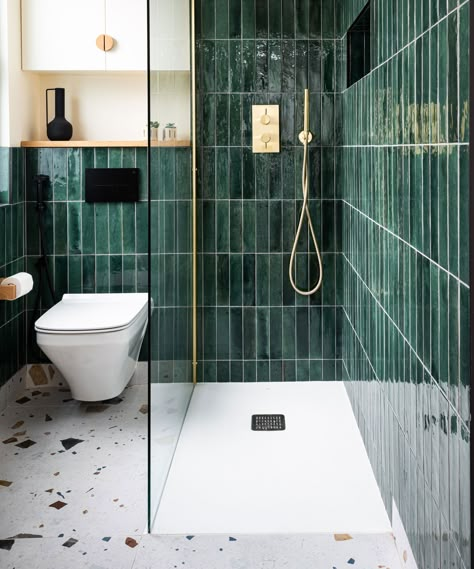 Small Bathroom Tile Ideas, Dark Green Bathrooms, Green Tile Bathroom, Small Bathroom Tiles, Green Tiles, Loft Bathroom, Shower Box, Bad Inspiration, Downstairs Bathroom