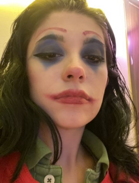 Halloween Not Basic Costumes, Kendall Roy Costume, Most Creative Halloween Costumes Diy, Long Hair Costumes Halloween, Diy Female Joker Costume, Costumes With Bangs, Halloween Costumes Blue Hair, Halloween Joker Women, Hereditary Costume