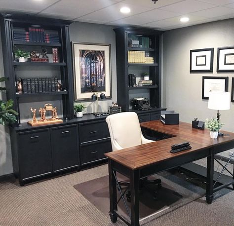 The Hartford Open L Shaped desk is a perfect fit for this stylish home office space.   {Photo: Instagram/awellorderedhome} #furniturerow #repost Masculine Home Office, Office Layout Ideas, Basement Office, L Shaped Office Desk, Home Office Layout, Desk Layout, Office Remodel, Office Layout, Office Desk Decor