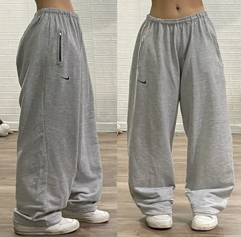 Nike Pants Outfit, What To Wear With Grey Sweatpants, Nike Baggy Sweatpants, Baggy Sweats, Street Style Outfits Casual, Baggy Sweatpants, Trends 2025, Baggy Clothes, Fire Fits