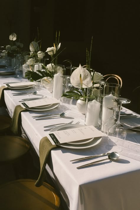 Inspiration for a Minimal, and Organic Wedding Tablescape | Palm Springs Private Estate Wedding | Elevate your tablescape with intentional pieces like modern glassware, luxury linens, and a ton of candles. Save this post for your wedding reception. See more wedding inspiration on chelseageephotography.com Minimal Table Setting, Neutral Wedding Decor, Reception Table Design, Modern Glassware, Modern Tablescape, Modern Wedding Reception, Minimalist Wedding Decor, Reception Tablescapes, Luxury Linens