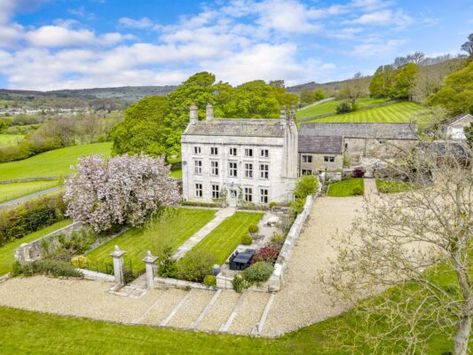 A grand country house in Yorkshire that effortlessly blends the 1720s with the 2020s Country Estate Homes, Yorkshire Towns, English Country House Style, Country House Style, Fairytale Cottage, Dutch Colonial, County House, Tudor House, Country Bedroom