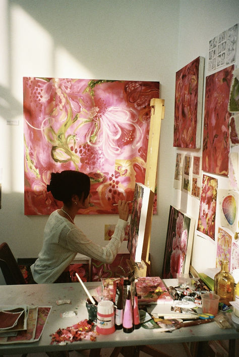 painting in the studio on film nisha boehm @artsy.nish Person Painting Aesthetic, Painting Inspo Aesthetic, Artsy Girl Aesthetic, Artsy Vibe, Artist Lifestyle, Artist Aesthetic, Arte Inspo, Art Plastique, Pretty Art