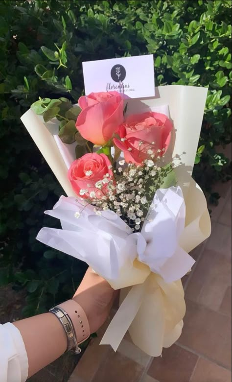 Small Bouquet Arrangements, Pretty Rose Bouquet, Small Rose Bouquet Aesthetic, Mini Bouquets Of Flowers, Simple Bouquet Aesthetic, Birthday Bouquet Flowers Roses, Pretty Bouquet Of Flowers Simple, 3 Roses Bouquet Simple, Simple Bouquet Of Flowers Gift