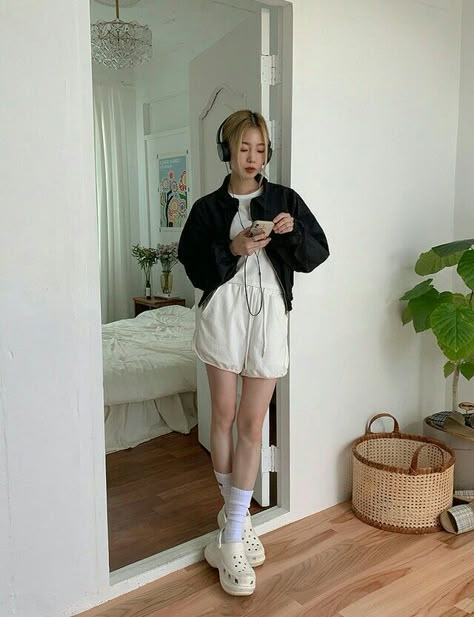 Outfit With Platform Crocs, Crocs White Platform, Y2k Crocs Outfit, Crocs Ootd Women, Casual Outfits Crocs, Styling Platform Crocs, Korean Crocs Outfit, White Crocs Outfit Summer, Outfits With Platform Crocs