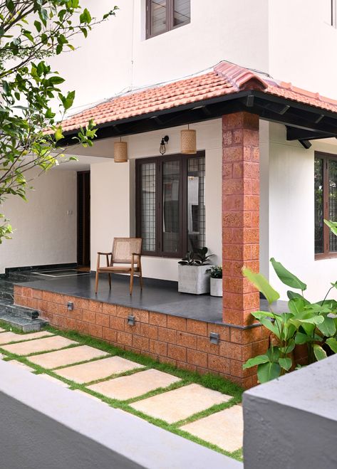 Sitout Designs Kerala, Indian House Exterior Design, House Plans Ideas, Decor Ideas Bedroom, Courtyard House Plans, Indian Home Design, Kerala House Design, Kerala Houses, Home Design Plan