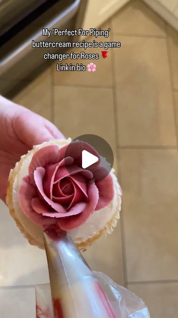 Buttercream Roses Tutorial, Buttercream Flowers Tutorial, Piping Buttercream, Frosting Flowers, Cupcake Videos, Cupcake Decorating Tips, Cupcake Tutorial, Buttercream Roses, Buttercream Flower Cake