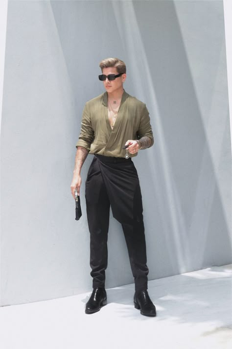 Unique Men’s Outfits, Effeminate Mens Fashion, Men Fashion 70s Style, Dramatic Mens Fashion, High End Fashion Men, Men Outfits Elegant, Men In Heels Outfit, High Fashion Men Outfits, Men’s High Fashion