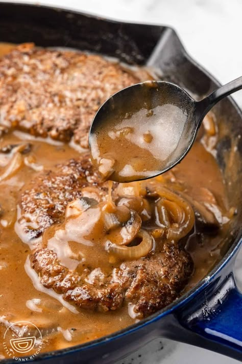 Also known as Salisbury steak, this hamburger steak recipe is made with seasoned lean ground beef patties smothered in a rich, flavorful mushroom brown gravy. Mushroom Brown Gravy, Easy Hamburger Steak, Juicy Oven Baked Chicken, Baked Hamburgers, Ground Beef Patties, Smothered Steak, Beef Patties Recipes, Hamburger Steak Recipes, Hamburger Steak And Gravy