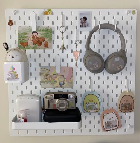 Desk And Pegboard, Ikea Cute Stuff, Room Decor Ideas Ikea, Wall Organizer Ideas Bedroom, Bedroom Pegboard Ideas, Wall Peg Board Ideas, Wishlist Ideas Room Decor, Peg Board Ideas Bedroom, Hook Board Ideas