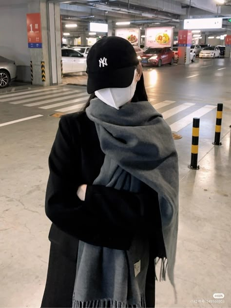 Korean Beanie Outfit, Korean Scarf Outfit, Cap Outfit Korean, Grey Scarf Outfit Winter, Gray Scarf Outfit, Black Scarf Outfit, Scarf Outfit Winter, Korean Style Winter, Outfit Korean