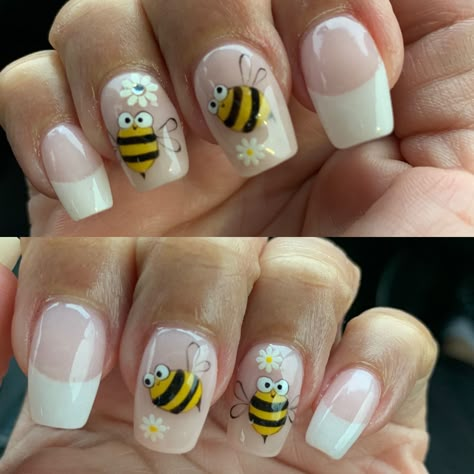 Nail Art With Bees, Nail Designs With Bees, Bumble Bee Nail Art Ideas, Honeybee Nail Design, Nails With Bee Design, Bee On Nails, Bumblebee Nail Designs, Bee Nail Art Designs, Bumblebee Nail Art