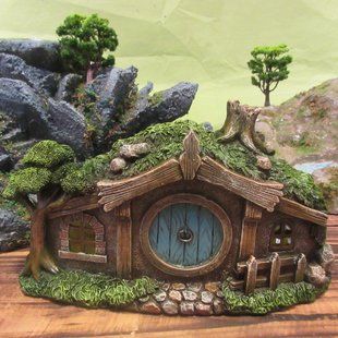 Casa Do Hobbit, Fairy Garden House, Casa Hobbit, Fairy House Diy, Fairy Statues, Fairy Garden Designs, Faeries Gardens, Fairy Furniture, Magic Garden