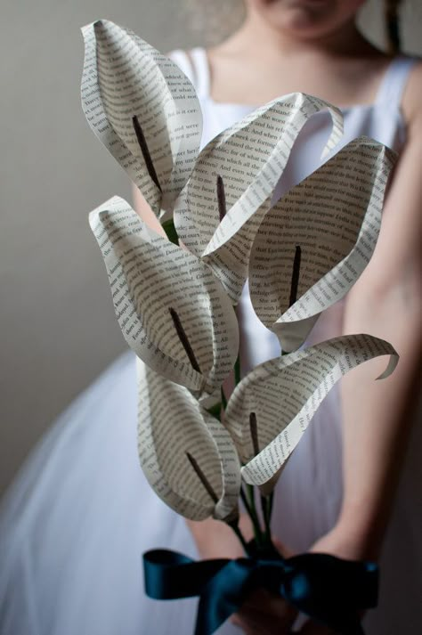 calla lilies paper via 7 Paper Flower Bouquets | http://emmalinebride.com/flowers/wedding-paper-flower-bouquets/ Crafts From Books, Paper Lilies, Paper Flower Ideas, Cala Lilies, Milkweed Pods, Newspaper Flowers, Bouquet Paper, Calla Lily Flowers, Book Page Crafts