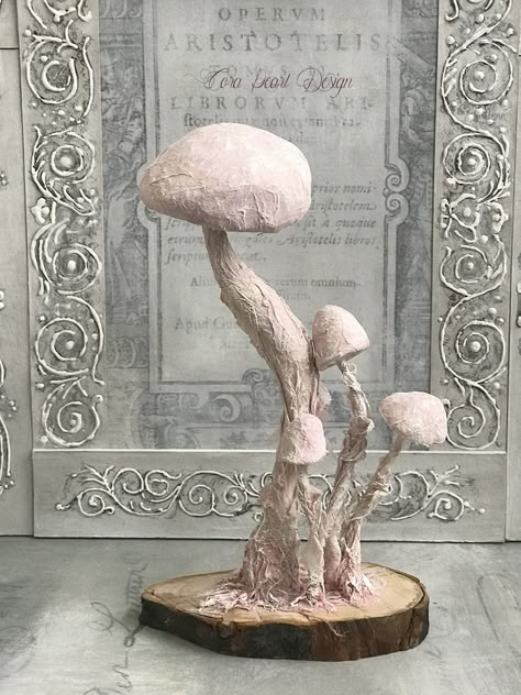 Simple Sculpture Art, Paper Mache Art Projects Ideas, Fairytale Sculpture, Clay Crafts Mushroom, Mushrooms Sculpture, Cardboard Mushroom, Paper Mache Fairy, Paper Mache Sculpture Ideas, Paper Mache Mushroom