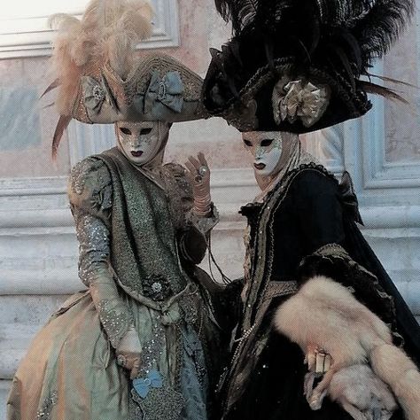 Venetian Carnival Costume, Venetian Costumes, Fancy Clothing, Venice Carnival Costumes, Costume Carnaval, Pierrot Clown, Baba Jaga, Venice Mask, Venetian Carnival Masks