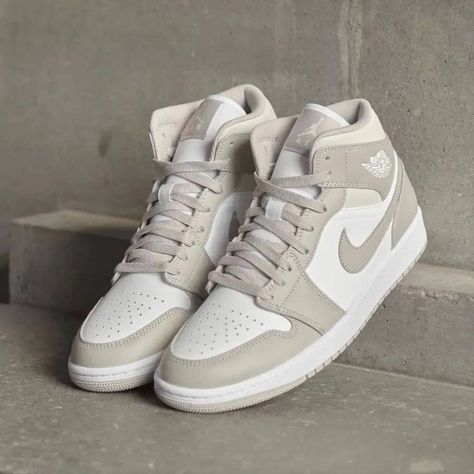 Custom Air Jordan 1, Nike Fashion Shoes, Nike Shoes Girls, Preppy Shoes, Jordan Shoes Girls, Jordan Shoes Retro, All Nike Shoes, Nike Air Shoes, Cute Nike Shoes