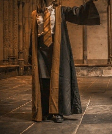 Hufflepuff uniform Hogwarts Uniform Aesthetic, Hufflepuff Girl Aesthetic, Hufflepuff Aesthetic Outfits, Hufflepuff Uniform, Hufflepuff Students, Harry Potter Uniform, Hufflepuff Outfit, Hogwarts Uniform, Hogwarts Outfits