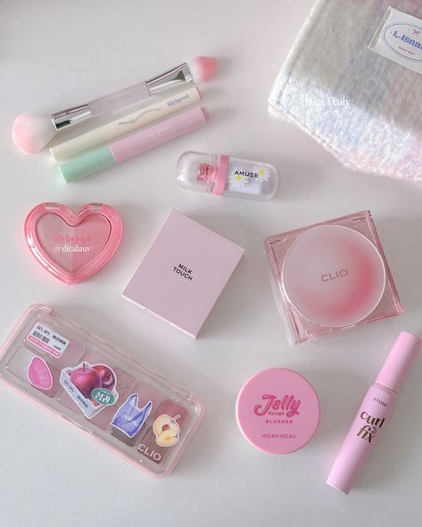 Aesthetic Pink Makeup, Makeup Skincare, Make Up Aesthetic, Pink Makeup Aesthetic, Futuristic Makeup, Whatsapp Wallpaper Cute, Beauty Tips For Glowing Skin, Fancy Makeup, Pink Makeup