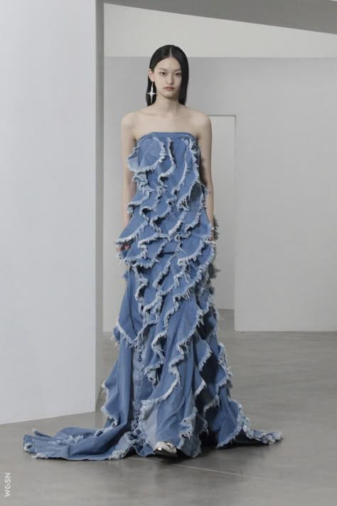 High Low Ball Gown, Moda Denim, Dress Design Drawing, Denim Inspiration, Denim Ideas, Denim On Denim, Milano Fashion Week, Couture Mode, Spring Summer 2022