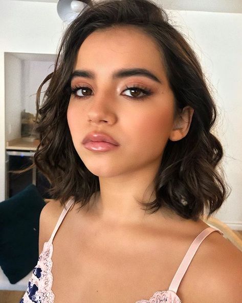 Isabela Moner Short Hair, Latina Hairstyles Short, Short Hair Latina, Latina Short Hair, Isabela Merced Rosaline, Latino Girl, Isabela Merced 2022, Latino Girls, Isabela Moner Instant Family