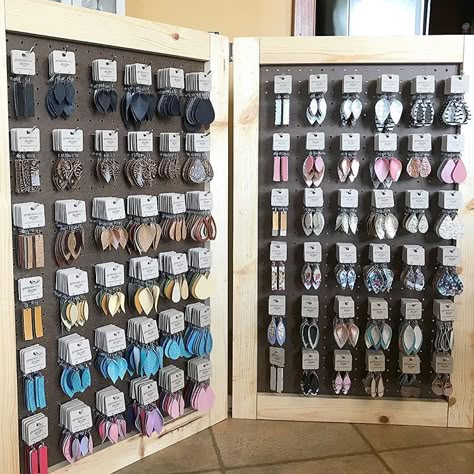 Earring Display Diy, Cuffs Jewelry, Earring Displays, Jewelry Minimal, Craft Fairs Booth, Earring Display Stands, Craft Booth Displays, Diy Jewelry Display, Craft Fair Displays