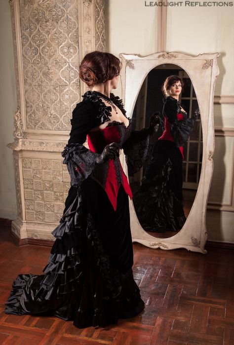 Evil Queen Dress, Ren Faire Dress, Vampire Outfit, Gothic Wedding Dresses, Vampire Core, Vampire Wedding, Vampire Ball, Vampire Dress, Victorian Skirt