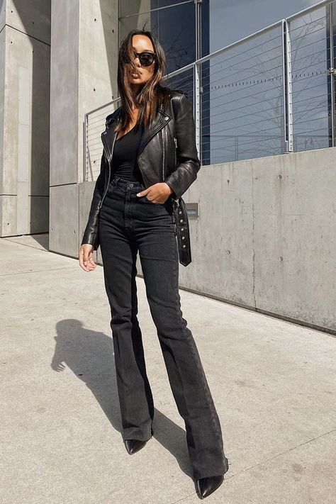 High Waisted Flare Jeans Outfit, Black Flare Jeans Outfit, Flare Jeans Outfit Winter, Outfits With Flares, Flares Outfit, Flare Jean Outfit, Vinter Mode Outfits, Black Flared Jeans, Black Flares